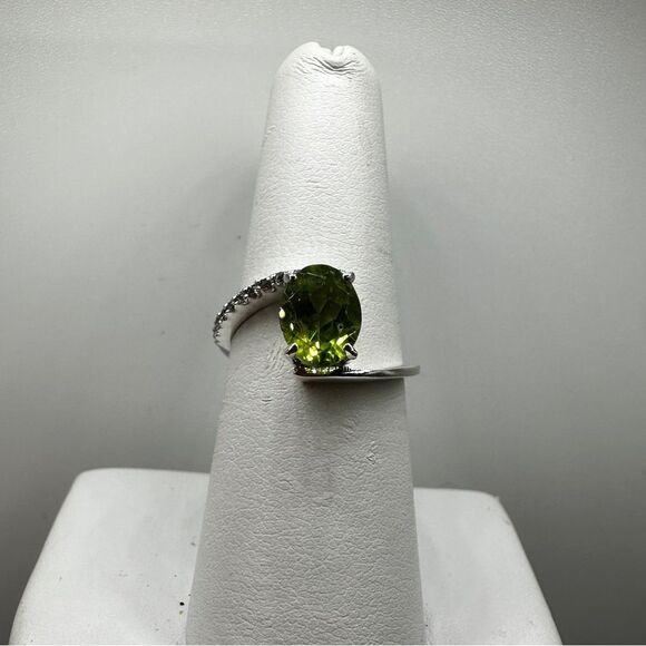 NWOT 7x9mm oval cut Peridot w/ accent cz diamonds all in sterling silver, ring! - Picture 1 of 11